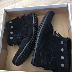 Minnetonka side zip Fringe short boot in black